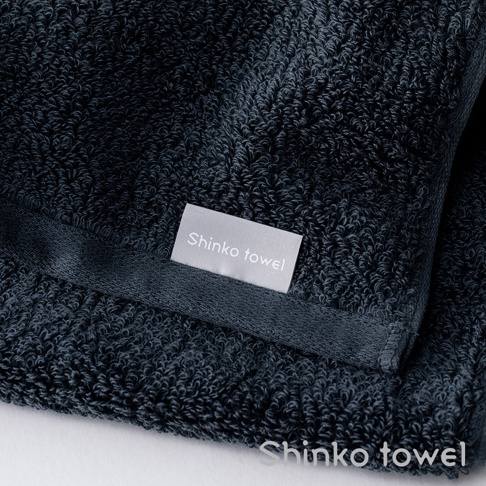深藍色長纖匹馬棉浴巾，觸感柔軟，帶有「Shinko towel」織標。