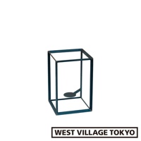 深藍色鐵製長方體展示架，內置圓形底座，用於放置物品。