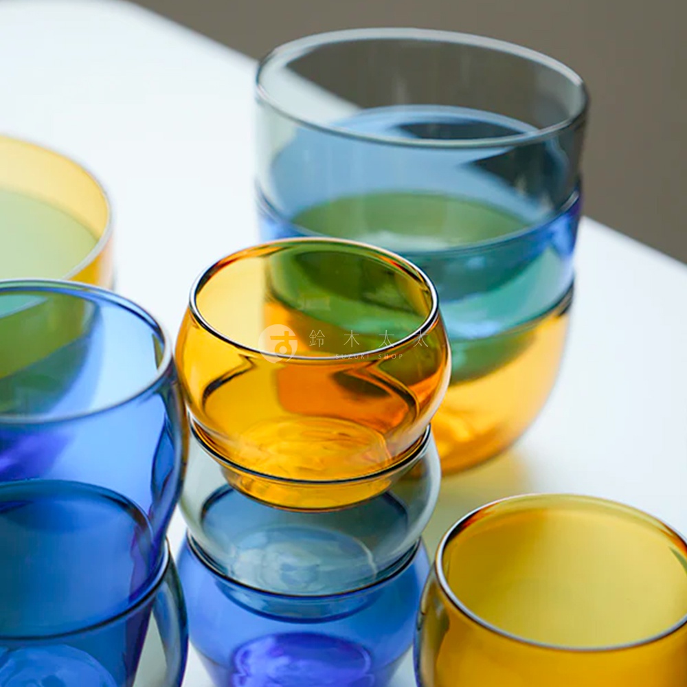 LAGOM 清透復古圓潤玻璃杯，展示藍色、黃色和綠色。玻璃杯為圓潤造型，材質為玻璃。