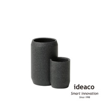 一組深灰色砂岩材質的廚具收納筒，一個較高，一個較矮，表面帶有細小的顆粒紋理。