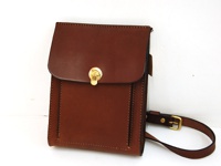 職人手作皮革厚實單肩包 (CP-61)，採用深棕色皮革製成，包身方正，正面配有金色旋轉鎖扣，附有可調節的皮質單肩帶，帶扣亦為金色。