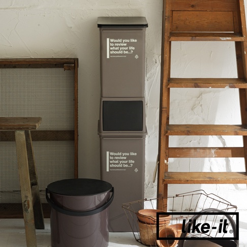 咖啡風格掀蓋式高版垃圾桶，呈現灰色調，有兩段式堆疊設計，上方垃圾桶側面印有白色英文字體標語。