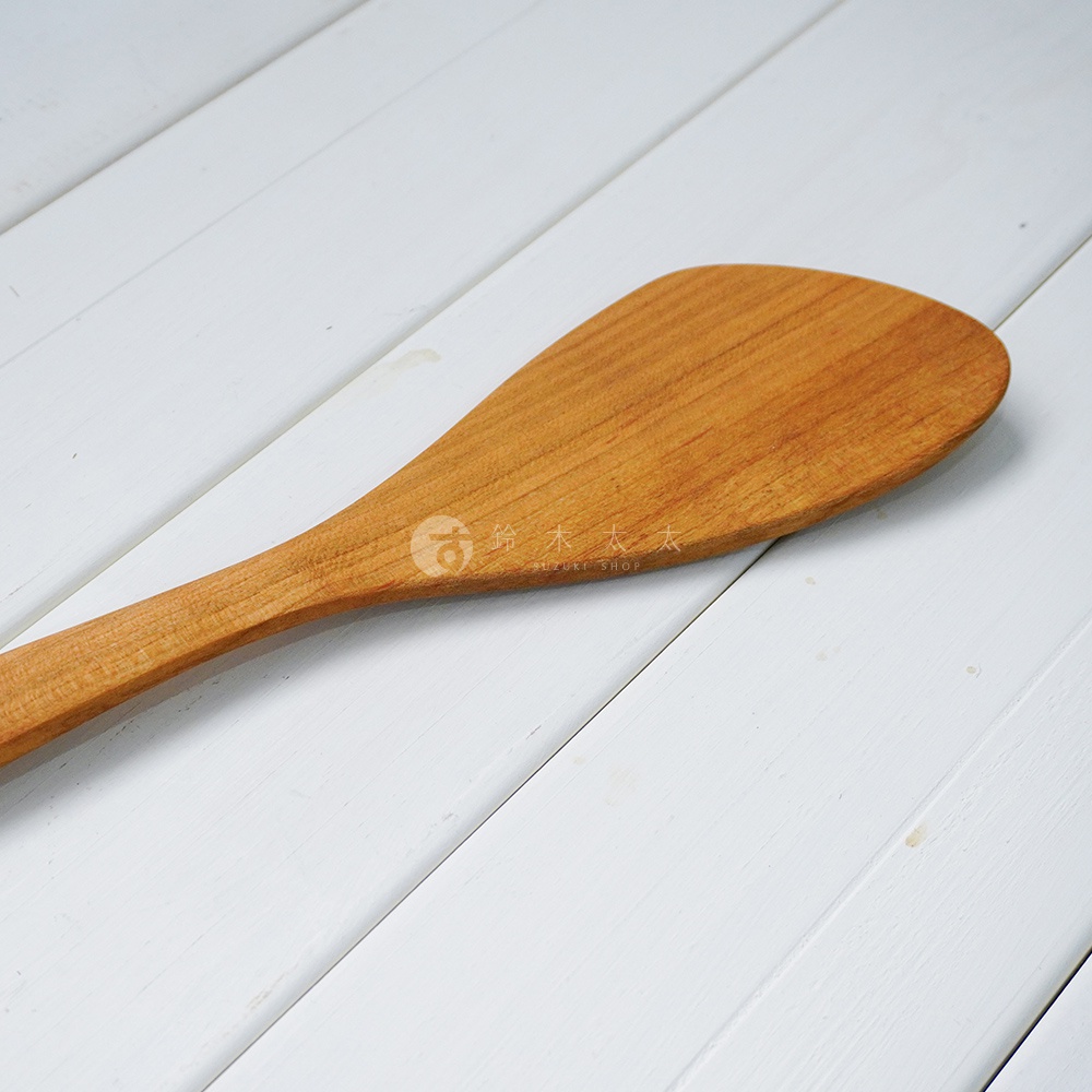 YAMASAKURA 山櫻木斜口鍋鏟，原木色，材質為山櫻木，鍋鏟頭部呈現扇形，邊緣略帶斜度，適合煎炒料理。