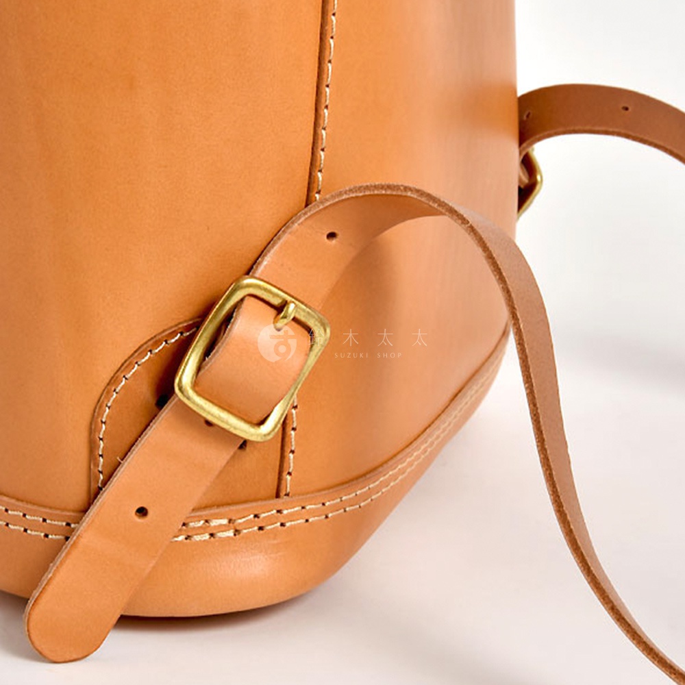 職人手作皮革經典後背包 R-4，呈現自然棕色全皮革材質，搭配黃銅色金屬扣環和縫線細節。