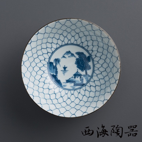 波佐見燒白色陶瓷粥碗，碗內外飾有藍色網狀紋路。碗中央圓形圖案描繪了山水、樹木、小屋和船隻的日式風景畫。