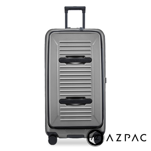 一款採用金屬灰色調的 AZPAC 品牌 30 吋前開口胖胖箱，正面具備獨特的橫向溝槽設計與兩個黑色橫向提把，搭配隱藏式煞車輪與伸縮拉桿，以垂直視角展現簡約現代的硬殼行李箱外觀。