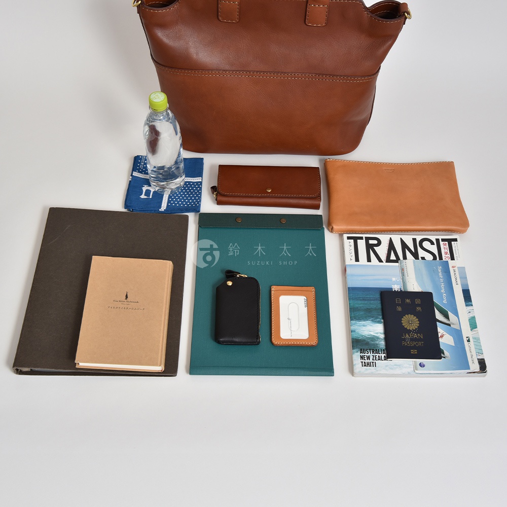 皮革托特包、兩折式長夾、手拿包、筆記本、保溫瓶、文件夾、雜誌、護照夾、鑰匙包。