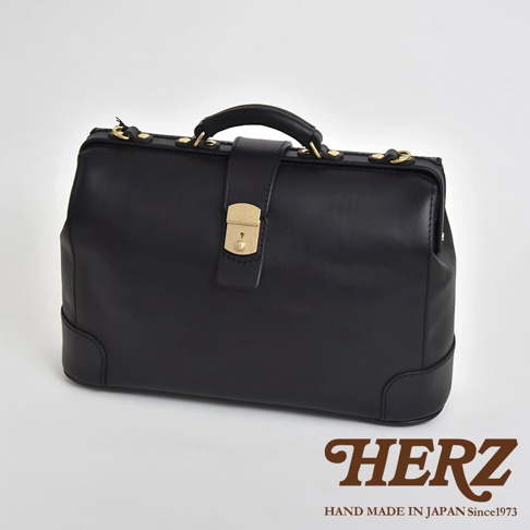 黑色皮革公事包，配有金色鎖扣、提把和金屬配件，風格經典，適合商務旅行。