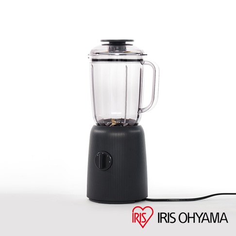 黑色條紋底座的果汁機，配有透明玻璃攪拌杯、黑色蓋子和手柄。底部有一個黑色旋鈕。