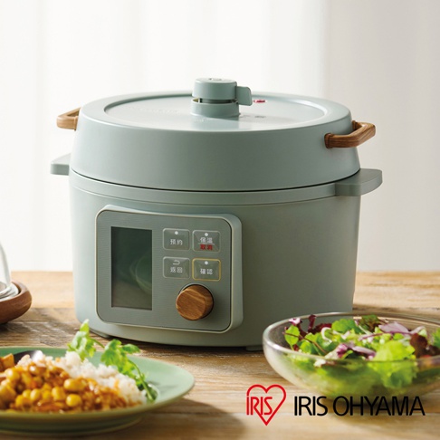 灰綠色電子壓力鍋 KPC-MA3，配有木紋提把與旋鈕，正面設有觸控面板與螢幕，旁邊擺放著一盤白米飯與咖哩，以及一碗新鮮沙拉。