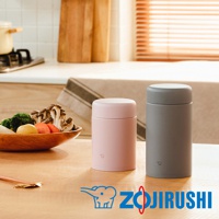 兩個不鏽鋼一體式杯蓋真空燜燒杯，一個為粉紅色，另一個為灰色，置於木質桌面上。左側有裝有蔬菜和香菇的木碗。