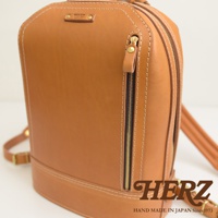 職人手作皮革立體商務後背包，採用淺棕色皮革，有拉鍊開合設計，肩帶可調整。