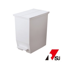 SOLOW 45L 踩踏對開分類垃圾桶，白色塑膠材質，設有兩個獨立的腳踏板，可將蓋子對半分開。