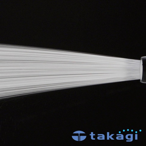 超手感全功能噴水槍 GNZ101N11，噴射出細緻且均勻的水流，黑色背景襯托出白色水柱。