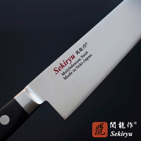 鉬釩不鏽鋼骨刻刀，刀身呈現銀白色金屬光澤，刀柄為黑色，刀刃上印有紅色「Sekiryu」字樣及「Molybdenum Steel, Made in Seki-Japan」字樣。