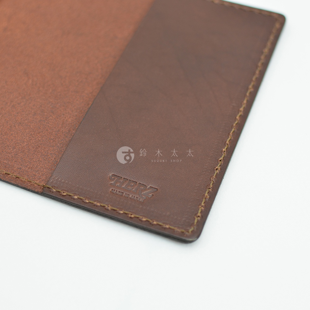 職人手作皮革護照套，深棕色皮革，內裡為淺棕色皮革，壓印有品牌標誌「TIERZ」及「MADE IN JAPAN」字樣。
