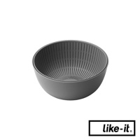 簡約灰色雙層瀝水籃，由塑膠製成，外層為實心圓碗，內層為帶有多數細長孔洞的瀝水碗。