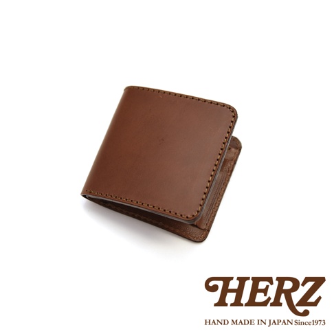 職人手作皮革經典雙折短夾，採用棕色皮革製成，車線整齊，設計簡約。