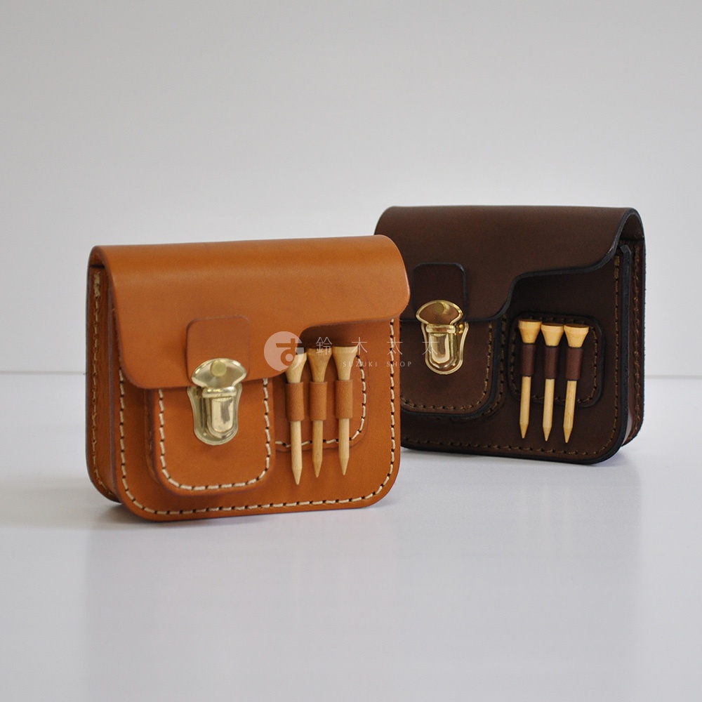 兩款職人手作皮革高爾夫腰包，一款為淺棕色，另一款為深棕色。兩款腰包均為皮革材質，設有金屬鎖扣及可插入高爾夫球釘的側面插槽。