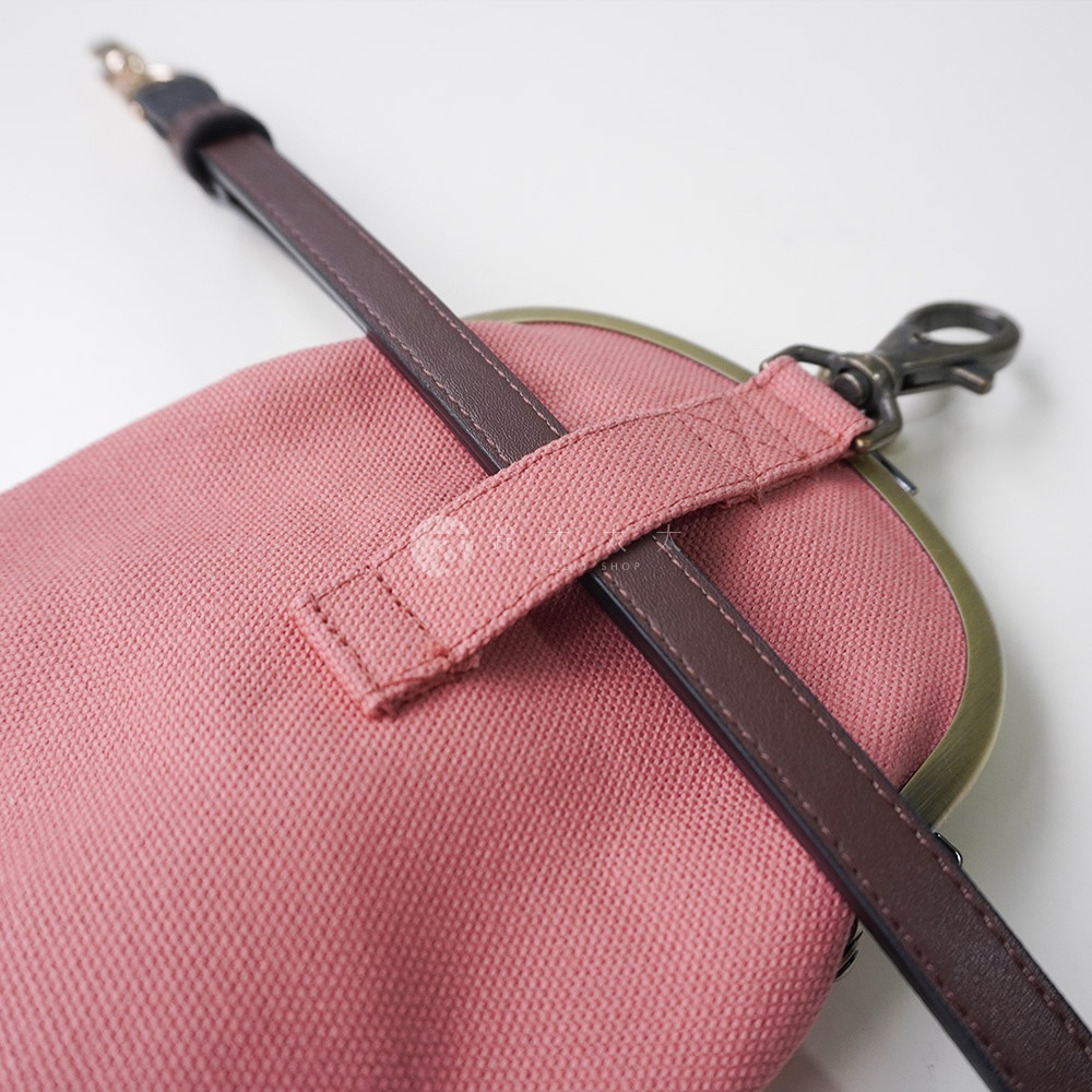 綾乃小路京都職人手作純棉帆布腰掛口金包，粉色帆布材質，搭配深棕色皮革揹帶與金屬鉤扣。