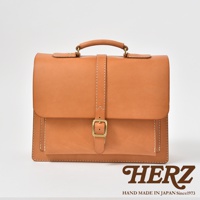 職人手作皮革三用單扣商務後背包，淺棕色，經典公事包造型，以單扣和皮帶固定，整體呈現復古風格。