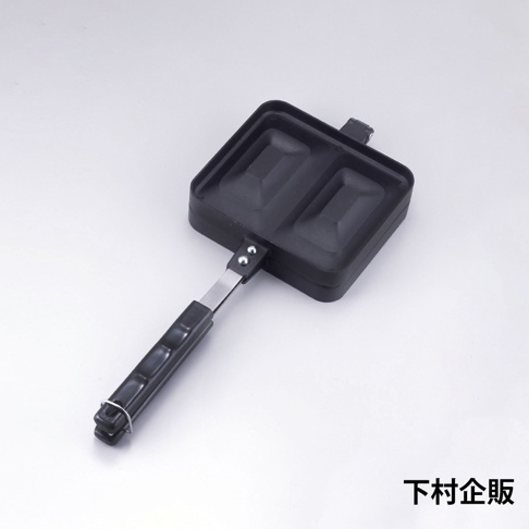 黑色直火式壓邊吐司烤盤，設有方形烤盤和黑色塑膠手柄，烤盤內有兩個長方形的凹槽，手柄處以金屬連結，整體為金屬與塑膠材質。