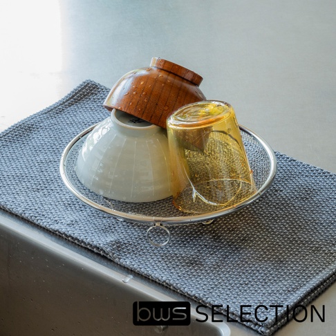 bws SELECTION 品牌標誌旁，瀝水籃裡放著一個木碗、一個白色陶瓷碗和一個黃色玻璃杯，木碗上還有水珠。