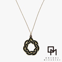 一條細緻的金屬鍊子，垂掛著一個以黑色和金色線條編織而成的圓形水引花結墜飾，墜飾中央簍空，呈現出精緻的日式傳統手工藝風格。