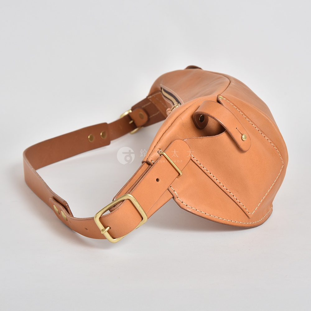 日本HERZ 職人手作皮革大容量斜背包 F-1，棕色Stare皮革材質，搭配黃銅五金，包身斜側視角。