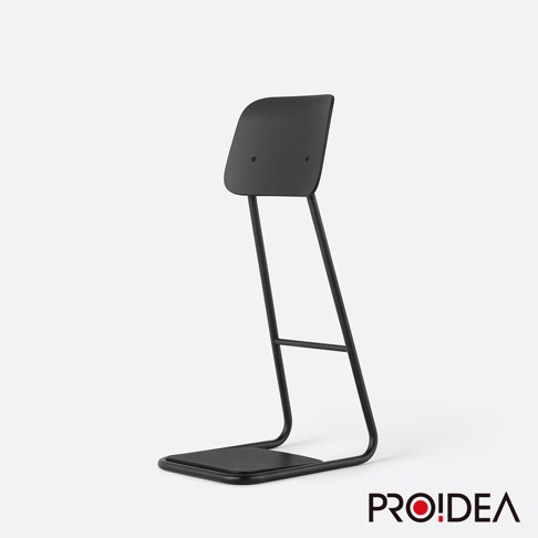 黑色 STAN CHAIR 人體工學站立椅，以金屬材質製成，椅面與椅背為一體成形設計，椅背略為傾斜，椅腳為U型結構，搭配方形止滑踏板。