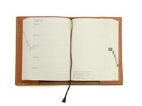 職人手作皮革厚革書套，M尺寸，採用棕色皮革材質，內含一本淺色網格內頁筆記本，附有書籤帶。