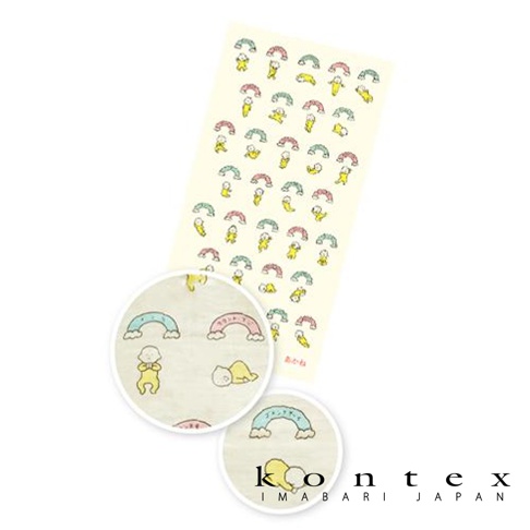 兩層紗嬰兒毯，淺黃色底布印有藍色、粉色、綠色漸層的可愛彩虹圖案，以及抱著彩虹的嬰兒、仰躺的嬰兒等童趣塗鴉。