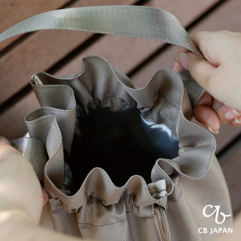 CB JAPAN 保冷手提便當袋，米色束口設計，內襯為銀色鍍膜，方便拿取物品，適合收納餐盒與其他小物。