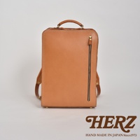 職人手作皮革商務電腦後背包 R-25，展示為天然皮革原色，方形簡約設計，配有頂部提把、側邊拉鍊口袋及可調節式肩帶。