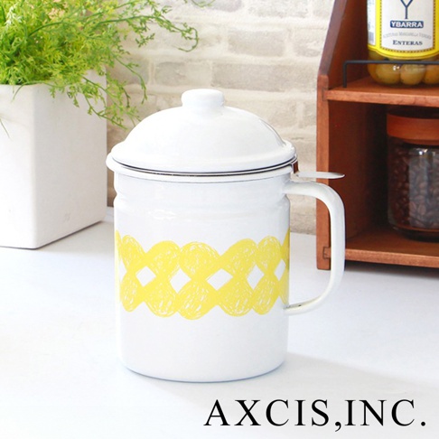 白色琺瑯濾油壺，壺身帶有黃色網格圖案，配有白色壺蓋及提把，整體風格簡潔。