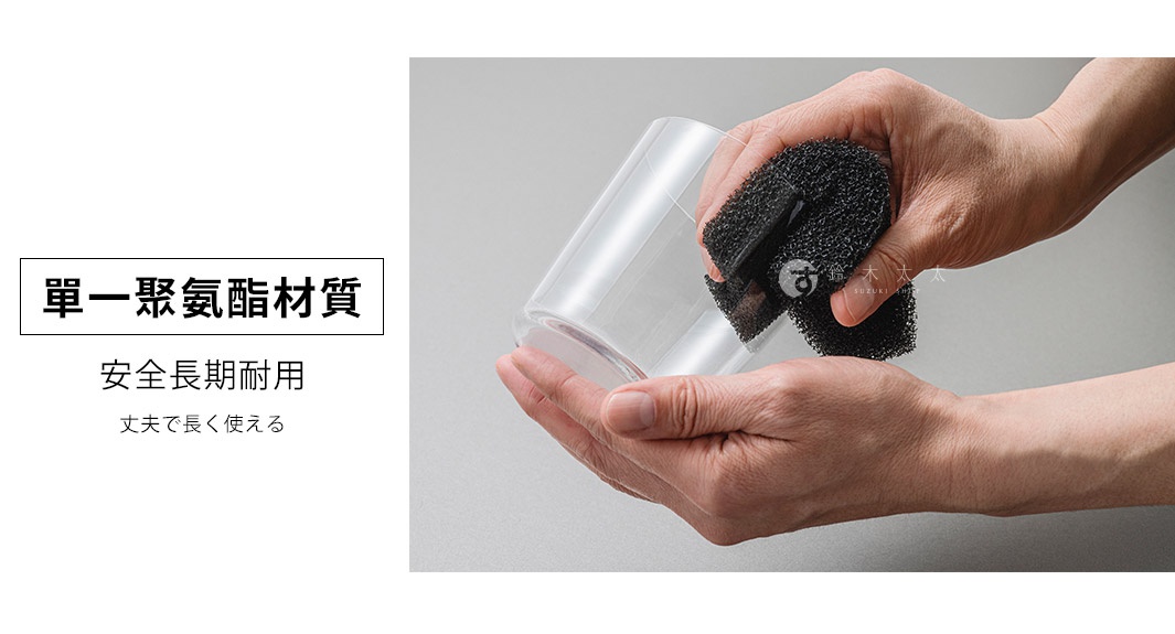 一雙黑色的超細纖維清潔海綿，其中一塊正被一隻手握住，用來清潔一個透明的玻璃杯。