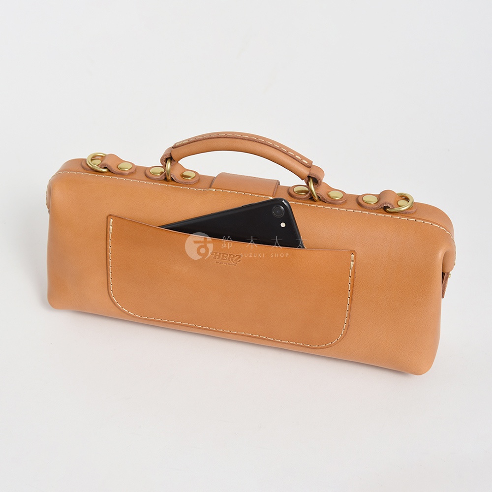 一個附有手機的駝色皮革橫長形包，上面有HERZ Logo。