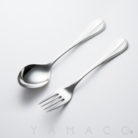 一組不鏽鋼餐具，包含一把湯匙和一把叉子，兩者皆為銀色金屬材質，手柄處有精緻的珠狀邊緣裝飾。