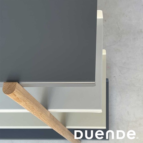 MARGE SHELF 4 四層置物架，展示深灰色、淺灰色、米白色與深藍色層板，搭配一個木質支架。