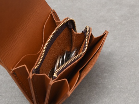 職人手作皮革Organ雙折迷你短夾，棕色皮革，拉鍊開合，內部有鈔票夾層和多個零錢袋，部分零錢袋內有硬幣。