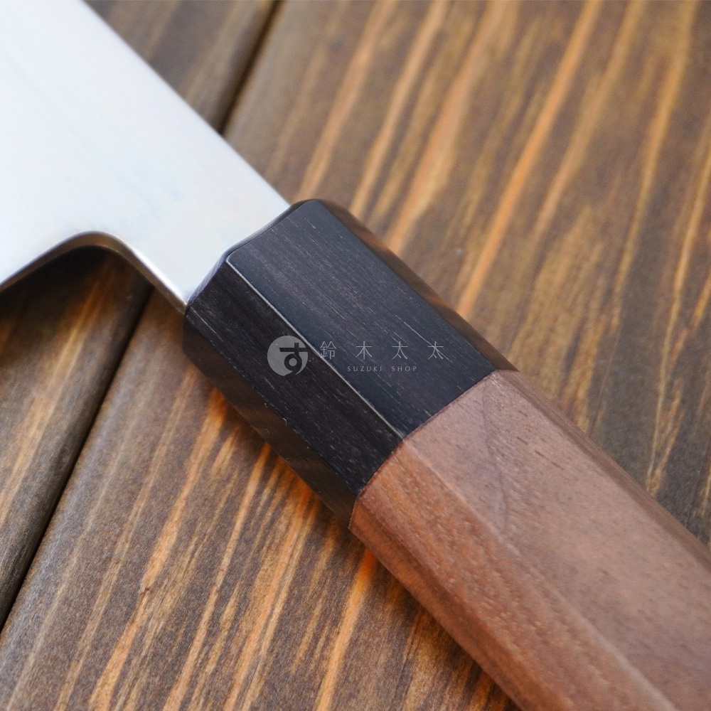 Chromax 鋼三德刀，刀柄為胡桃木材質，部分為深色木材拼接，露出部分銀色刀刃。