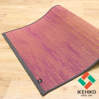 藺草編織瑜珈墊，主體為粉紫與淺棕交織的紋理，邊緣為灰色包邊，材質為藺草。