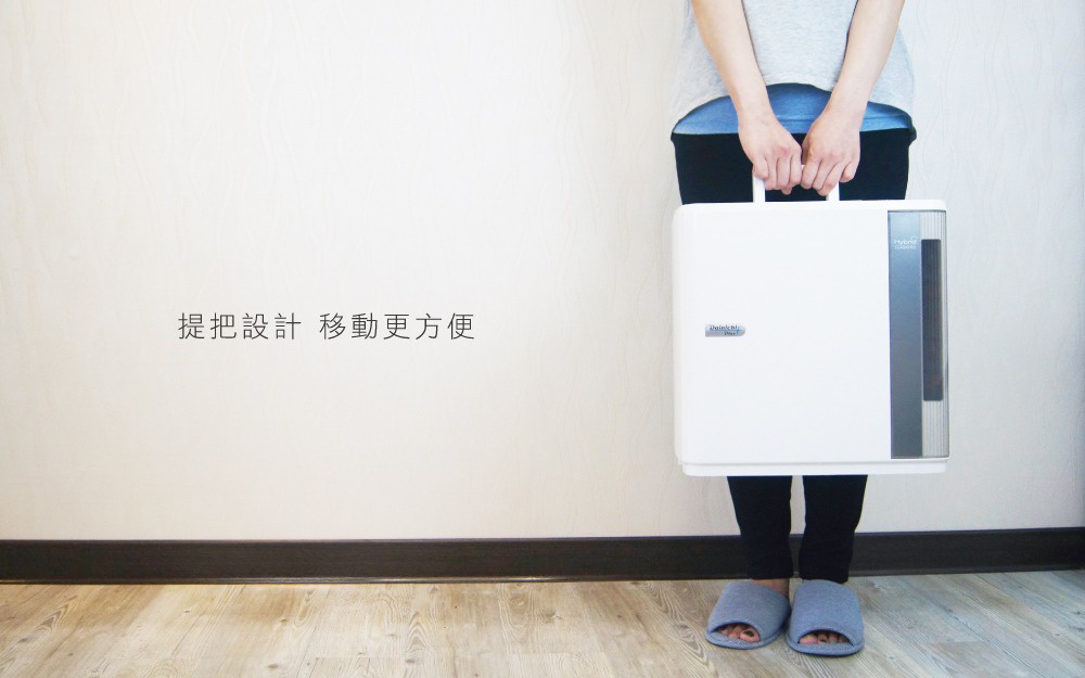 白色簡約設計的空氣清淨保濕機，配有可提式把手，機身右側有銀灰色飾條，適用於 12 坪空間。