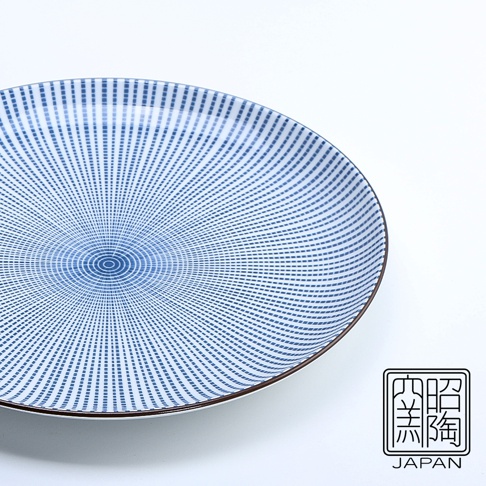 藍染千段十草八吋圓盤，盤面以深藍色線條勾勒出放射狀的「千段」與「十草」紋樣，中心點缀同色圓形，陶瓷材質，邊緣帶有細微棕色線條。