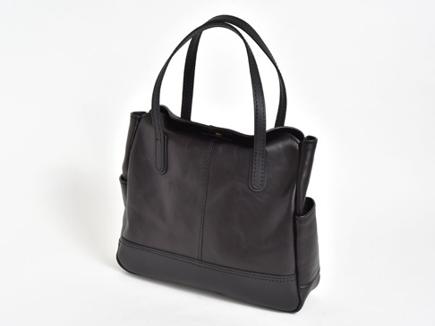 黑色皮革直式肩背托特包，設有兩條提把，包身有縫線裝飾，側面有外袋，底部有加厚皮革。