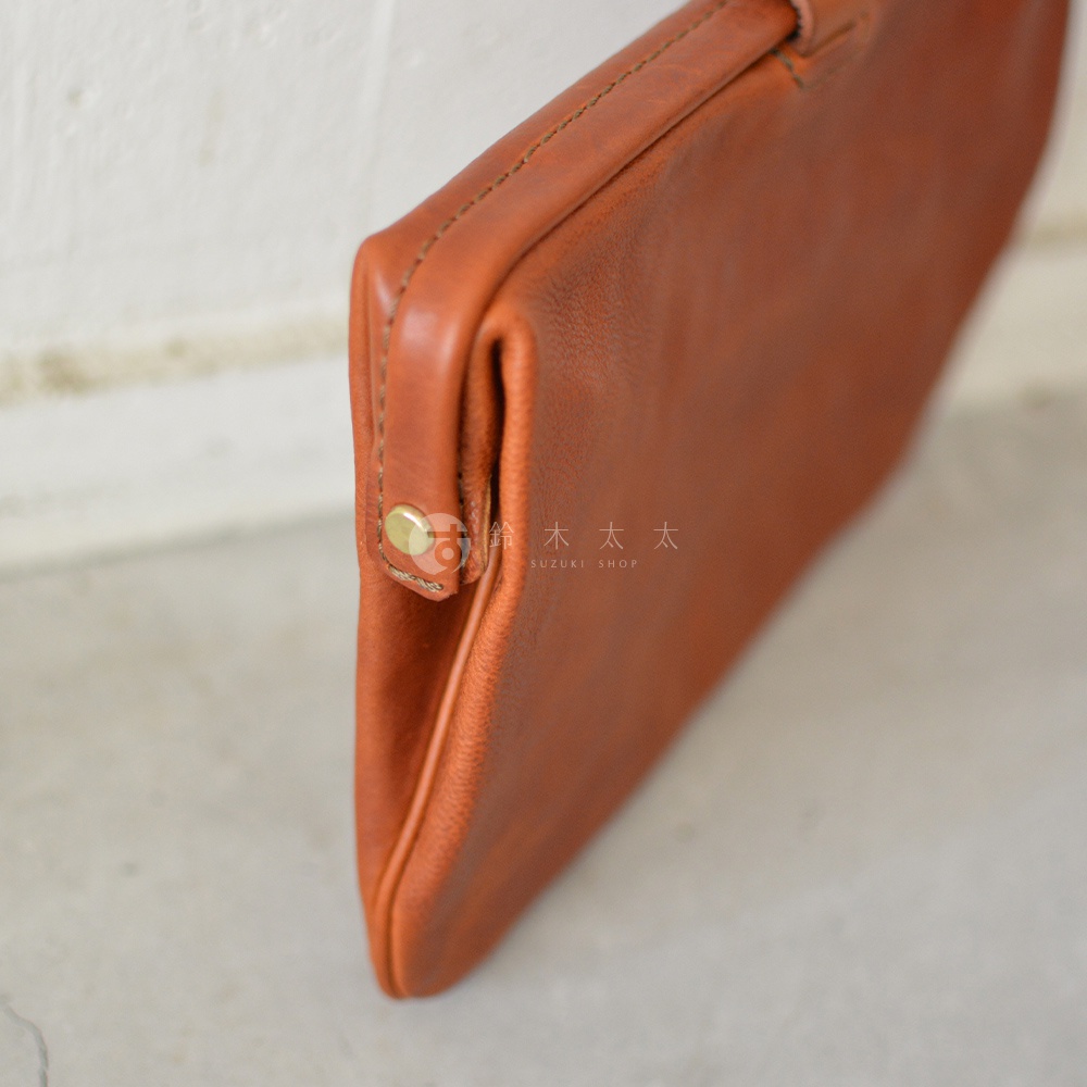 職人手作皮革Organ手拿包 G-38，棕色皮革，帶有金色金屬扣件，簡約設計。