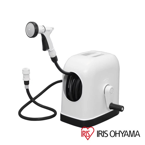 白色塑膠水管收納捲盤，配有黑色水管和白色噴頭。捲盤帶有側邊手動捲收柄，整體設計簡潔。