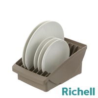 一個灰褐色的餐盤架，裡面收納著數個白色盤子。