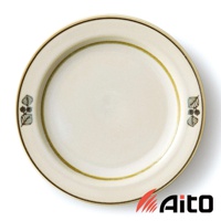 Anyware 美濃燒葉紋復古溫潤甜點盤 M，米白色陶瓷盤，邊緣有兩道棕色細線，盤面兩側飾有深棕色葉子與漿果圖案。