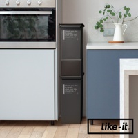 深灰色塑膠材質的CAFE STYLE垃圾桶疊放，帶有前開式蓋子，其中兩個桶身印有白色文字「Would you like to review what your life should be...?」。